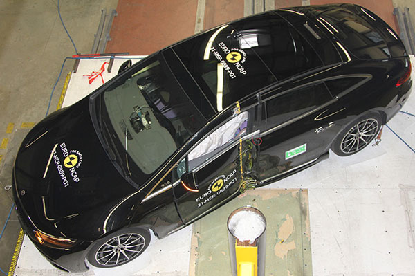 பாதுகாப்புக்கு இந்த கார் கேரண்டி! எப்படியாபட்ட விபத்தா இருந்தாலும் இது காப்பாத்தும்! வீடியோவ பாருங்க நீங்களே மிரண்டுருவீங்க!