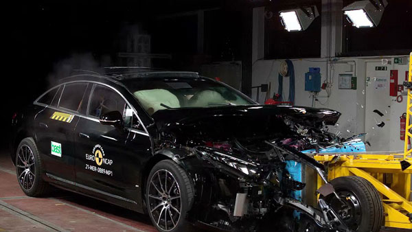 பாதுகாப்புக்கு இந்த கார் கேரண்டி! எப்படியாபட்ட விபத்தா இருந்தாலும் இது காப்பாத்தும்! வீடியோவ பாருங்க நீங்களே மிரண்டுருவீங்க!