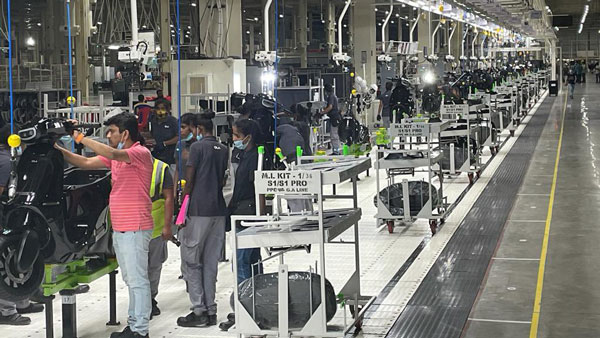 ஓலா எலக்ட்ரிக் ஸ்கூட்டரை டெலிவிரி எடுக்க தயாராகுங்கள்!! தொழிற்சாலையில் டெலிவிரிக்கு ரெடியாக ஸ்கூட்டர்கள்!