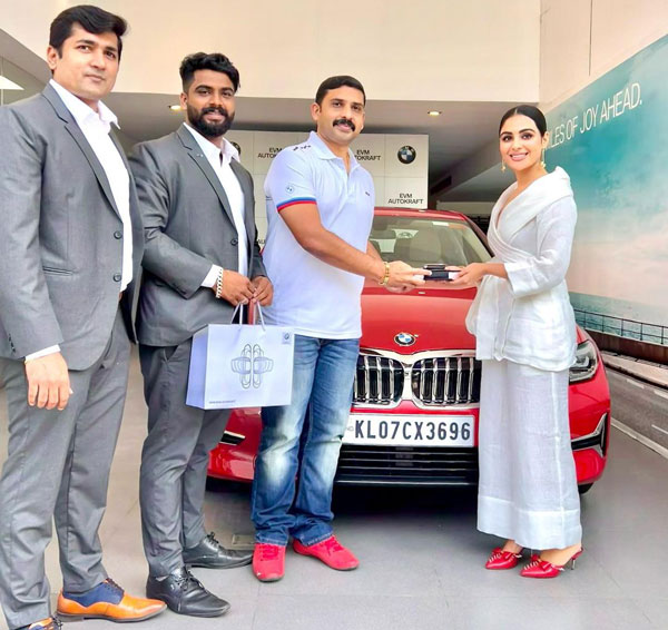 பிஎம்டபிள்யூ 3 சீரிஸ் காரை டெலிவிரி பெற்ற இளம் மலையாள நடிகை!! சிவப்பு மெட்டாலிக் நிறத்தில் கார் கண்ணை கவருது!