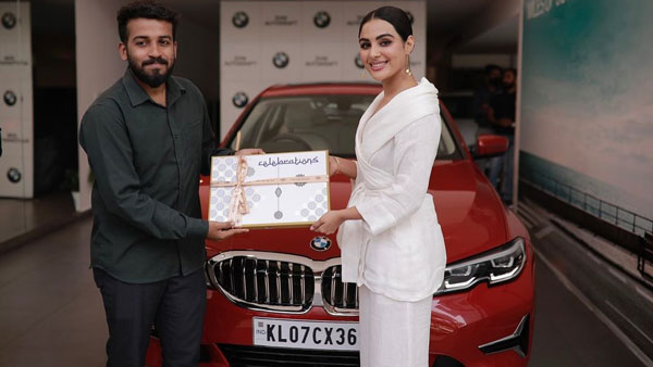 பிஎம்டபிள்யூ 3 சீரிஸ் காரை டெலிவிரி பெற்ற இளம் மலையாள நடிகை!! சிவப்பு மெட்டாலிக் நிறத்தில் கார் கண்ணை கவருது!