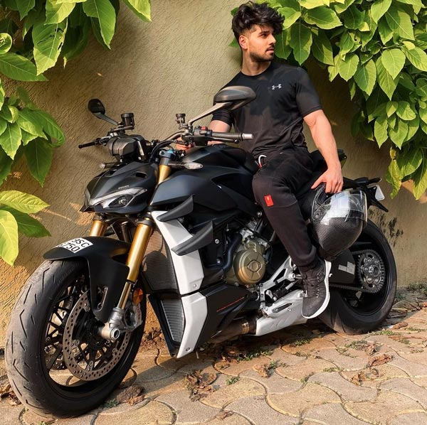 இந்த பைக்கோட விலை இவ்ளோ அதிகமா! ஒரு பிரீமியம் காரையே வாங்கியிருக்கலாமே... ஸ்ட்ரீட்ஃபைட்டர் வி4 பைக்கை வாங்கிய இந்தி நடிகர்!