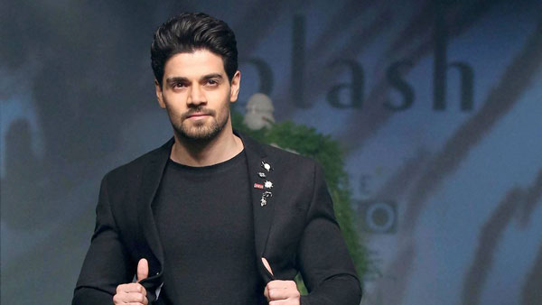 இந்த பைக்கோட விலை இவ்ளோ அதிகமா! ஒரு பிரீமியம் காரையே வாங்கியிருக்கலாமே... ஸ்ட்ரீட்ஃபைட்டர் வி4 பைக்கை வாங்கிய இந்தி நடிகர்!