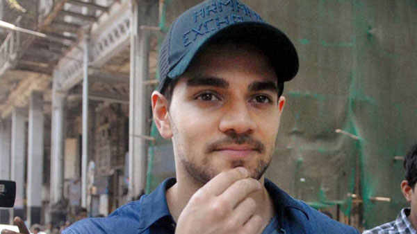 இந்த பைக்கோட விலை இவ்ளோ அதிகமா! ஒரு பிரீமியம் காரையே வாங்கியிருக்கலாமே... ஸ்ட்ரீட்ஃபைட்டர் வி4 பைக்கை வாங்கிய இந்தி நடிகர்!