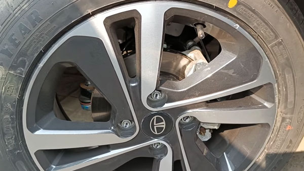 புதிய டாடா அல்ட்ராஸ் எக்ஸ்இ+ வேரியண்ட் இவ்வாறான தோற்றத்தில்தான் இருக்கும்!! முதல் வீடியோ இணையத்தில் வெளியீடு!