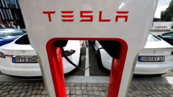 தானியங்கி டெஸ்லா காரில் பிறந்த உலகின் முதல் குழந்தை!! பென்சில்வேனியாவில் நடந்துள்ள அதிசியம்!