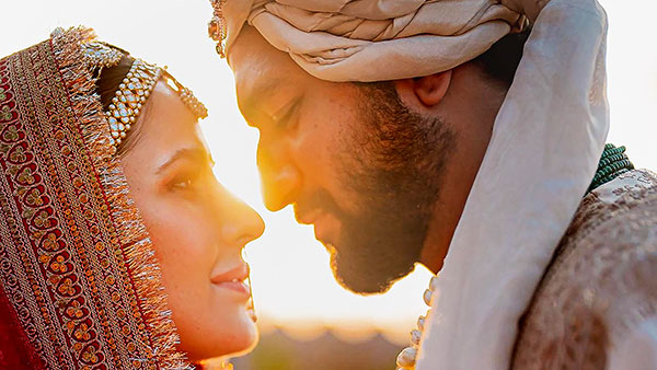 கணவன், மனைவி இருவருமே மிக பெரிய சொகுசு கார் லவ்வரா இருக்காங்களே... ரெண்டு பேரிடமும் 2 கோடி ரூபா கார் இருக்கு!