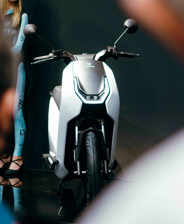 ஒரு சார்ஜில் 90 கிமீ போகும்... Vmoto-வின் புதிய இ-ஸ்கூட்டர் கான்செப்ட் மாடல் வெளியீடு... ஸ்கூட்டர்ல லக்கேஜையும் ஏற்றி போக முடியும்!