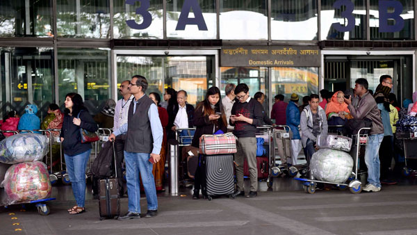 விமானத்தில் பவர் பேங்க்கை கொண்டு செல்ல முடியுமா? அடிக்கடி போறவங்களுக்கு கூட இந்த வினோதமான ரூல்ஸ் தெரியாது!