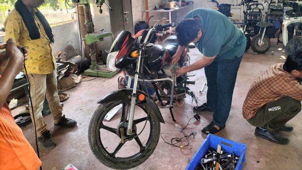 பெட்ரோல் பைக்கை எலெக்ட்ரிக் பைக்காக மாற்றலாம்... எவ்ளோ செலவு ஆகும்னு தெரிஞ்சா இப்பவே மாத்த ஆசைப்படுவீங்க!
