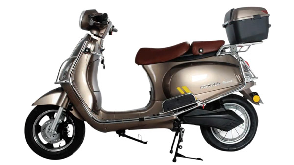 வெஸ்பா உருவம் கொண்ட கோமகி வெனிஸ் எலெக்ட்ரிக் ஸ்கூட்டர் அறிமுகம்... விண்ட் ஸ்கிரீன், தனி-தனியான சீட் அமைப்புடன் வேற லெவல்ல இருக்கு!