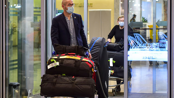 விமானத்தில் பவர் பேங்க்கை கொண்டு செல்ல முடியுமா? அடிக்கடி போறவங்களுக்கு கூட இந்த வினோதமான ரூல்ஸ் தெரியாது!