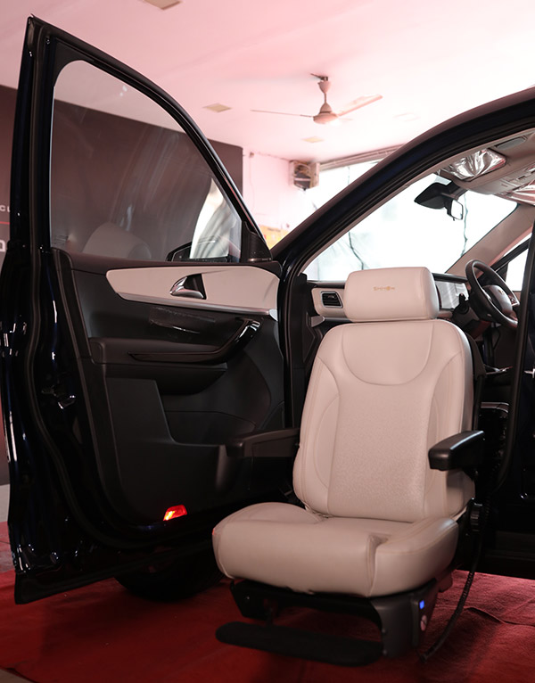 பாரா ஒலிம்பிக்கின் இந்திய தங்க மங்கைக்கு மஹிந்திராவின் ‘கோல்டன்’ பரிசு!! எக்ஸ்யூவி700 கோல்டு எடிசன்...!