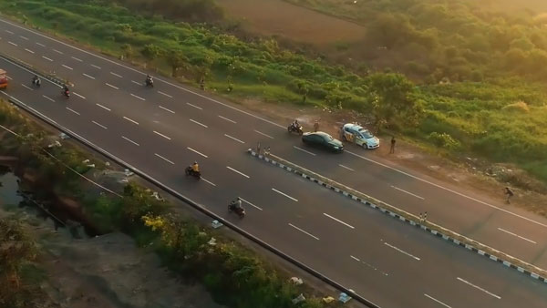 ‘மின்னல் முரளி’ உடன் சாலை பாதுகாப்பில் இறங்கிய கேரள போலீஸார்!! பல இடங்களில் பேனர்கள் தெறிக்குது!