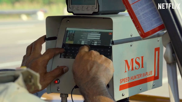 ‘மின்னல் முரளி’ உடன் சாலை பாதுகாப்பில் இறங்கிய கேரள போலீஸார்!! பல இடங்களில் பேனர்கள் தெறிக்குது!