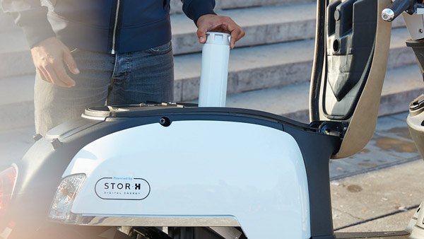 ராயல் என்பீல்டு பைக் மாதிரி ஒத்த சீட்ல ஓட்டலாம்... சூப்பரான ஸ்டைலில் மொப்-அயான் எலெக்ட்ரிக் ஸ்கூட்டர்!