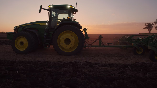 டிரைவரே இல்லாமல் தானாக இயங்கும் டிராக்டர் வெளியீடு... களைகளை தானாக தேடி சென்று அகற்றும்... விவசாயிகள் இனி கஷ்டப்படாமல் உழவு பணிகளை செய்யலாம்!