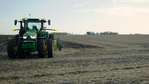 டிரைவரே இல்லாமல் தானாக இயங்கும் டிராக்டர் வெளியீடு... களைகளை தானாக தேடி சென்று அகற்றும்... விவசாயிகள் இனி கஷ்டப்படாமல் உழவு பணிகளை செய்யலாம்!