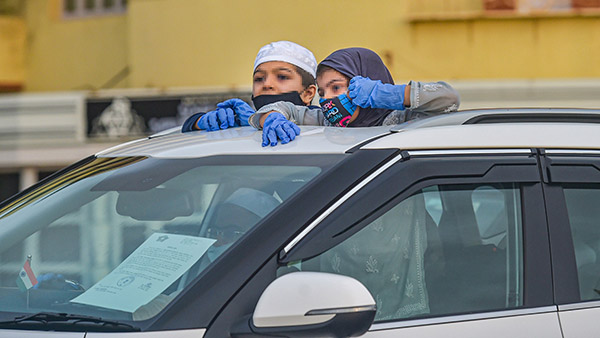 கார்ல போகும்போது தப்பி தவறி கூட இனி இதை பண்ணீராதீங்க... ஹெவியா ஃபைன் போட்றாங்க... எவ்ளோனு தெரியுமா?