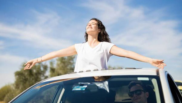 கார்ல போகும்போது தப்பி தவறி கூட இனி இதை பண்ணீராதீங்க... ஹெவியா ஃபைன் போட்றாங்க... எவ்ளோனு தெரியுமா?