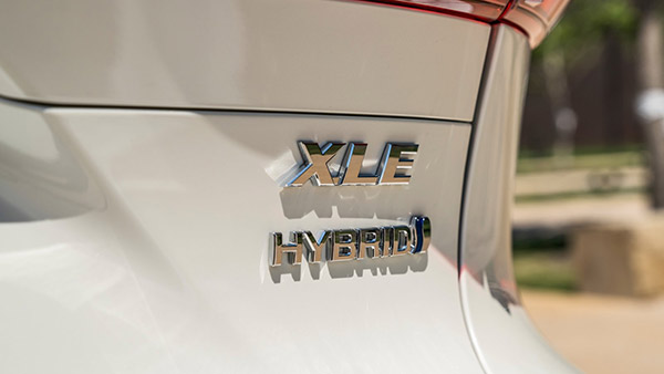 டொயோட்டா கார்களில் உள்ள SE, XLE போன்ற எழுத்துக்கள் எதை குறிக்கிறது? இந்த விஷயத்தை யாரும் சொல்ல மாட்டாங்க! டொயோட்டா கார்களில் உள்ள SE, XLE போன்ற எழுத்துக்கள் எதை குறிக்கிறது? இந்த விஷயத்தை யாரும் சொல்ல மாட்டாங்க!