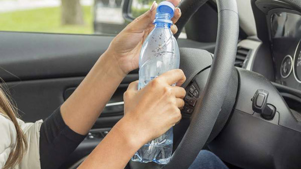 காருக்குள்ள வாட்டர் பாட்டிலை வெச்சிட்டு போகாதீங்க... ஏன் தெரியுமா? இந்த விஷயத்தை யாரும் சொல்ல மாட்டாங்க!