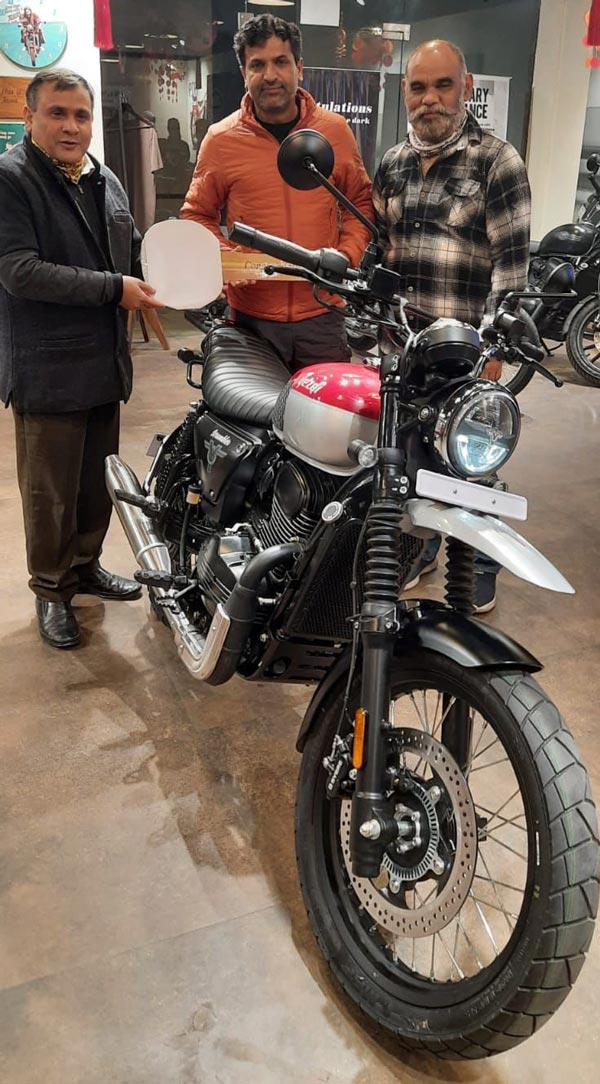 அதுக்குள்ளயா... யெஸ்டி பைக்குகளின் டெலிவிரி துவங்கியாச்சு!! ஆனந்த் மஹிந்திரா செம்ம குஷி!