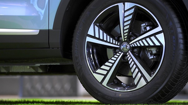 புக்கிங் தொடங்கியாச்சு... ஒரு முறை சார்ஜ் செய்தால் இந்த கார் இவ்ளோ கிமீ ஓடுமா? எவ்ளோனு தெரிஞ்சா அசந்திருவீங்க!