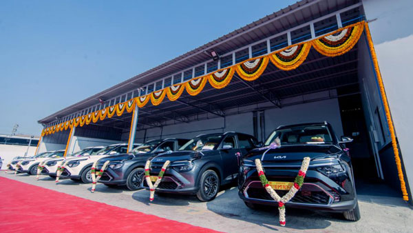 சூப்பரான விலை... ஒரே நாளில் 40 கேரன்ஸ் கார்களை டெலிவரி செய்த கியா டீலர்... இன்னோவா க்ரிஸ்ட்டா என்ன ஆகப்போகுதோ?