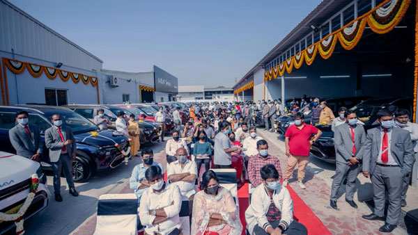 சூப்பரான விலை... ஒரே நாளில் 40 கேரன்ஸ் கார்களை டெலிவரி செய்த கியா டீலர்... இன்னோவா க்ரிஸ்ட்டா என்ன ஆகப்போகுதோ?