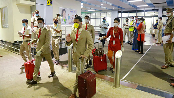 ஏர் இந்தியாவை தூக்கி நிறுத்த டாடா அதிரடி... ஊழியர்களுக்கு புதிய உத்தரவுகள்... என்னனு தெரிஞ்சா அசந்திருவீங்க!