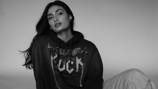 எப்போ விற்பனைக்கு வருமோனு காத்திருந்திருப்பாங்க போல... போன 3ம் தேதி அறிமுகமான காரை வீட்டிற்கு எடுத்து வந்த பிரபல நடிகை!