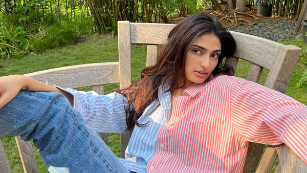 எப்போ விற்பனைக்கு வருமோனு காத்திருந்திருப்பாங்க போல... போன 3ம் தேதி அறிமுகமான காரை வீட்டிற்கு எடுத்து வந்த பிரபல நடிகை!