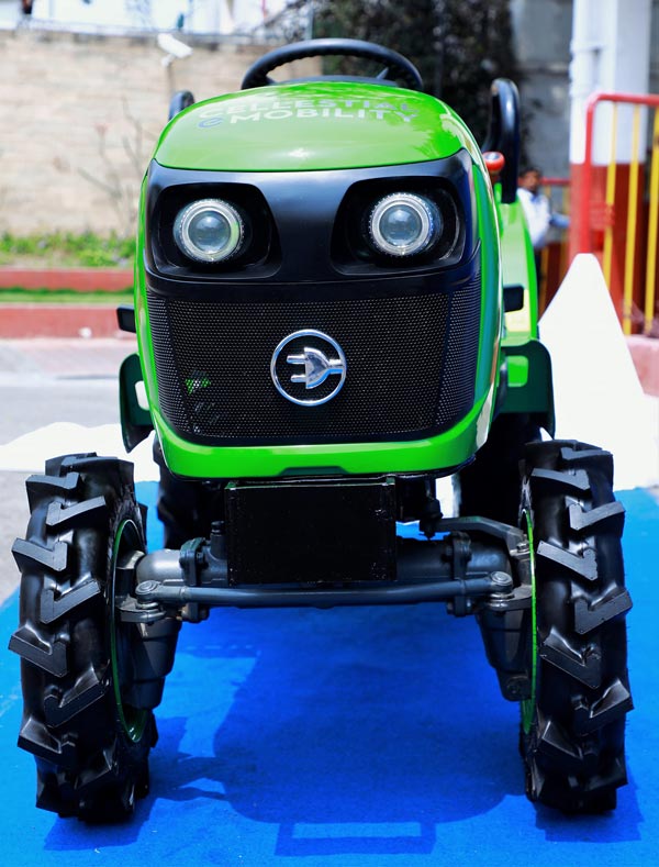 வெளிநாட்டு விவசாயிகளும் நல்லா இருக்கணும்... ஏற்றுமதி செய்யப்படும் இந்தியாவின் முதல் எலெக்ட்ரிக் டிராக்டர்!