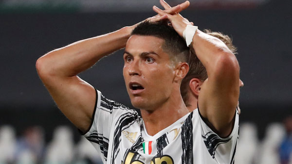 என்ன இந்த காரை பரிசா கொடுத்திருக்காங்களா... 37 வது பிறந்தநாளை முன்னிட்டு ரொனால்டோவிற்கு கடிலாக் எஸ்கலேட் காரை பரிசளிப்பு!