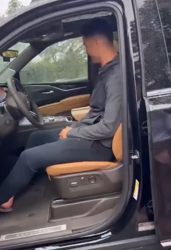 என்ன இந்த காரை பரிசா கொடுத்திருக்காங்களா... 37 வது பிறந்தநாளை முன்னிட்டு ரொனால்டோவிற்கு கடிலாக் எஸ்கலேட் காரை பரிசளிப்பு!