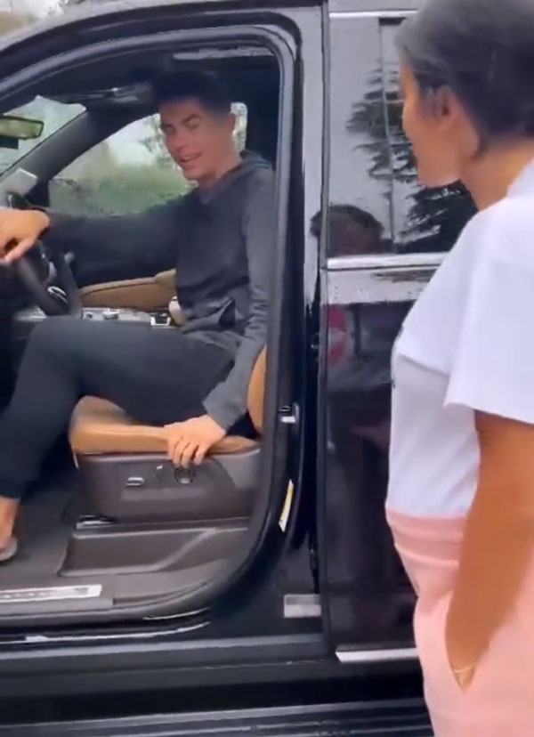 என்ன இந்த காரை பரிசா கொடுத்திருக்காங்களா... 37 வது பிறந்தநாளை முன்னிட்டு ரொனால்டோவிற்கு கடிலாக் எஸ்கலேட் காரை பரிசளிப்பு!