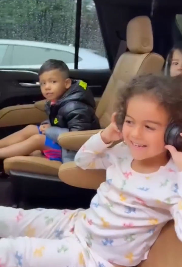 என்ன இந்த காரை பரிசா கொடுத்திருக்காங்களா... 37 வது பிறந்தநாளை முன்னிட்டு ரொனால்டோவிற்கு கடிலாக் எஸ்கலேட் காரை பரிசளிப்பு!