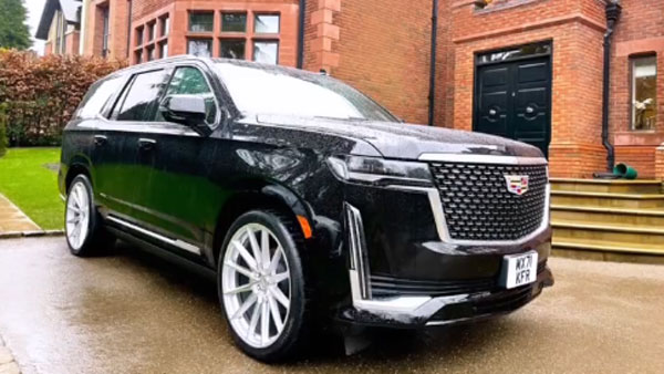 என்ன இந்த காரை பரிசா கொடுத்திருக்காங்களா... 37 வது பிறந்தநாளை முன்னிட்டு ரொனால்டோவிற்கு கடிலாக் எஸ்கலேட் காரை பரிசளிப்பு!