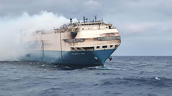 4,000 போர்ஷே, ஆடி கார்களுடன் தீப்பற்றி எரிந்து கொண்டிருக்கும் கப்பல்!! இழுவை படகுகள் விரைந்தன!