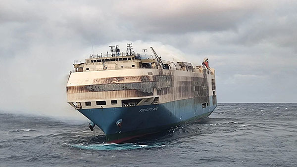 4,000 போர்ஷே, ஆடி கார்களுடன் தீப்பற்றி எரிந்து கொண்டிருக்கும் கப்பல்!! இழுவை படகுகள் விரைந்தன!