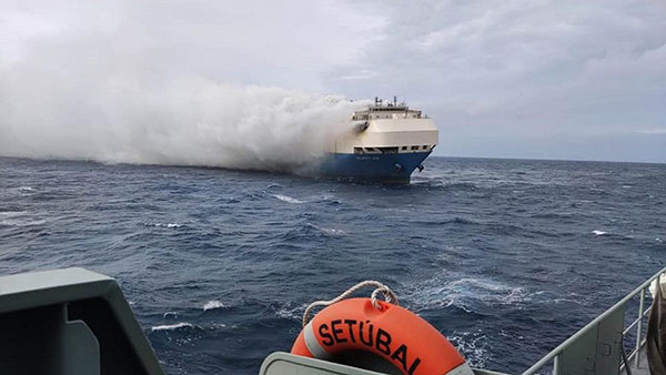 4,000 போர்ஷே, ஆடி கார்களுடன் தீப்பற்றி எரிந்து கொண்டிருக்கும் கப்பல்!! இழுவை படகுகள் விரைந்தன!