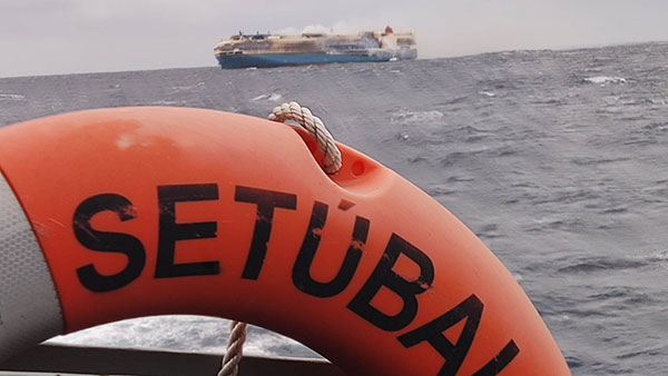 4,000 போர்ஷே, ஆடி கார்களுடன் தீப்பற்றி எரிந்து கொண்டிருக்கும் கப்பல்!! இழுவை படகுகள் விரைந்தன!