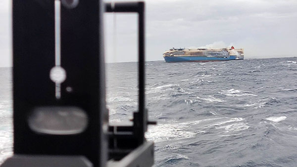 4,000 போர்ஷே, ஆடி கார்களுடன் தீப்பற்றி எரிந்து கொண்டிருக்கும் கப்பல்!! இழுவை படகுகள் விரைந்தன!