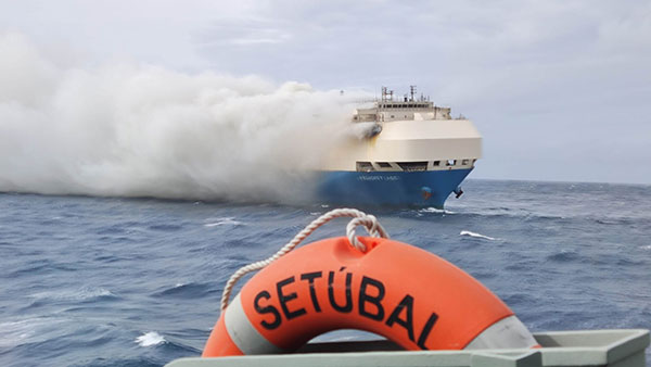 4,000 போர்ஷே, ஆடி கார்களுடன் தீப்பற்றி எரிந்து கொண்டிருக்கும் கப்பல்!! இழுவை படகுகள் விரைந்தன!