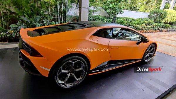 காதலர் தினத்தை மகளுக்கு மறக்க முடியாத நாளாக மாற்றிய தந்தை... இந்தியாவில் யாரிடமும் இல்லாத கார் பரிசளிப்பு!