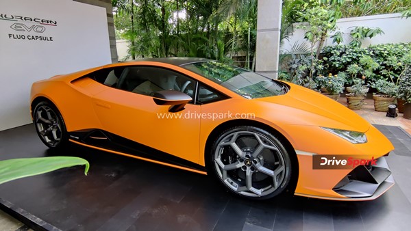 காதலர் தினத்தை மகளுக்கு மறக்க முடியாத நாளாக மாற்றிய தந்தை... இந்தியாவில் யாரிடமும் இல்லாத கார் பரிசளிப்பு!