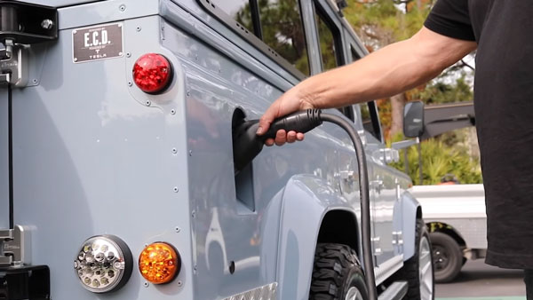 எலக்ட்ரிக் வாகனங்களாக மாற்றப்பட்ட பழமையான லேண்ட் ரோவர் டிஃபெண்டர் எஸ்யூவிகள்- அமெரிக்க கஸ்டம் நிறுவனம் அசத்தல்