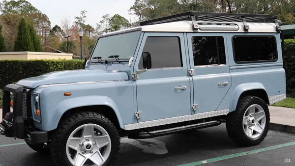 எலக்ட்ரிக் வாகனங்களாக மாற்றப்பட்ட பழமையான லேண்ட் ரோவர் டிஃபெண்டர் எஸ்யூவிகள்- அமெரிக்க கஸ்டம் நிறுவனம் அசத்தல்