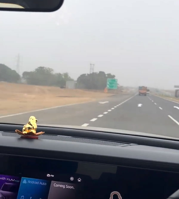 வேண்டுமென்றே விபத்தை நேரில் சந்திக்க துணிந்த எக்ஸ்யூவி700 கார் ஓட்டுனர்!! எதுக்குனு தெரிஞ்சா ஷாக்காயிடுவீங்க!